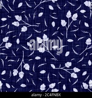 Nahtlose indigo gefärbte Bandana Textur. Blau dunkel gewebte Baumwolle Effekt Hintergrund. Wiederholen Sie indonesische Batik Resist Muster. Weißer Block gedruckt vintage Stockfoto