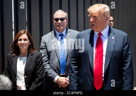 US-Präsident Donald Trump besucht einen neuen Abschnitt der Grenzmauer entlang der mexikanisch-amerikanischen Grenze mit Senatorin Martha McSally, links, und amtierender Kommissar Mark Morgan, 23. Juni 2020 in San Luis, Arizona. Stockfoto