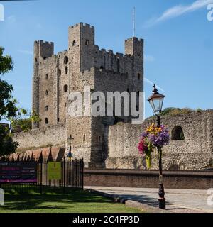 ROCHESTER, KENT, Großbritannien - 13. SEPTEMBER 2019: Außenansicht von Rochester Castle Stockfoto