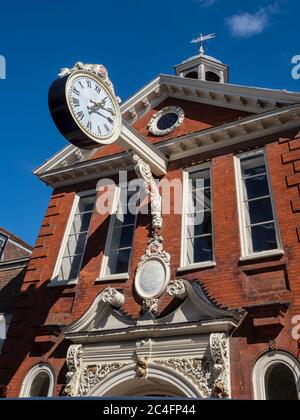 ROCHESTER, KENT, Großbritannien - 13. SEPTEMBER 2019: Die Vorderseite des Rochester Guildhall Museum, Gebäude aus dem a17. Jahrhundert mit seiner öffentlichen Uhr an der High Street Stockfoto