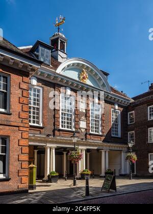 ROCHESTER, KENT, Großbritannien - 13. SEPTEMBER 2019: Die Fassade des Rochester Guildhall Museum, ein historisches Gebäude aus dem 17. Jahrhundert in der High Street Stockfoto