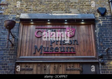 London, Großbritannien. Juni 2020. Das Clink Museum Schild, der Veranstaltungsort steht vor Schließung auch wenn die Sperre aufgehoben wird es eine lange Weile dauern, bis unsere normalen Besucherzahlen wieder aufgenommen werden und daher die Zukunftsfähigkeit dieses familiengeführten historischen Wahrzeichen offen zu halten ist in Gefahr.das Clink war ein Gefängnis in Southwark, England, Die vom 12. Jahrhundert bis 1780 betrieben wurde. Das Gefängnis diente der Freiheit der Clink, einem lokalen Herrenhaus, das dem Bischof von Winchester gehörte. Kredit: Dave Rushen/SOPA Images/ZUMA Wire/Alamy Live Nachrichten Stockfoto