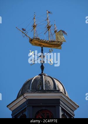 ROCHESTER, KENT, Großbritannien - 13. SEPTEMBER 2019: Die Wetterfahne in Form eines vollständig manipulierten Kriegsschiffs aus dem 18. Jahrhundert über dem Rochester Guildhall Museum Stockfoto