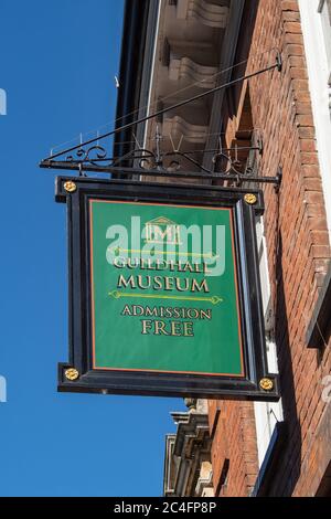 ROCHESTER, KENT, Großbritannien - 13. SEPTEMBER 2019: Schild vor dem Rochester Guildhall Museum Stockfoto