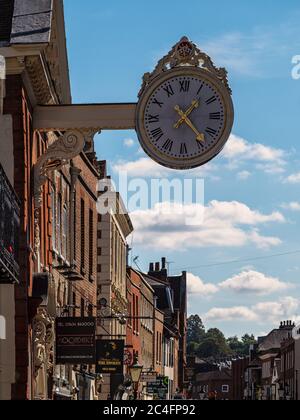 ROCHESTER, KENT, Großbritannien - 13. SEPTEMBER 2019: Öffentliche Uhr vor dem Rochester Guildhall Museum Stockfoto