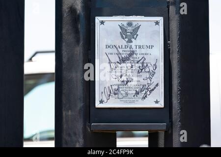 Eine Gedenktafel, die von US-Präsident Donald Trump auf einem neuen Abschnitt der Grenzmauer entlang der mexikanisch-amerikanischen Grenze unterzeichnet wurde, 23. Juni 2020 in San Luis, Arizona. Stockfoto