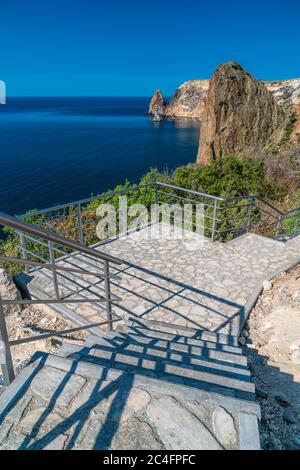 Steintreppe nach der Renovierung auf dem Weg, der vom St. George Kloster zum Jasper Strand, Kap Fiolent, Krim Russland etwa 800 Stufen führt Stockfoto