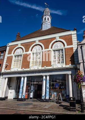 ROCHESTER, KENT, Großbritannien - 13. SEPTEMBER 2019: Außenansicht des Huguenot Museums in der High Street Stockfoto