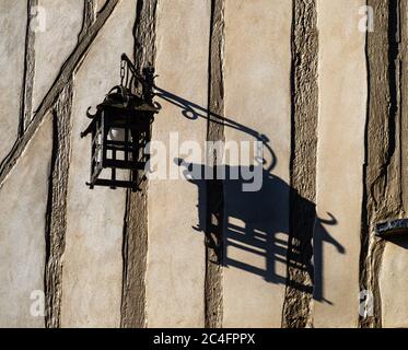 Altmodische Vintage Eisen Laterne Lampe mit Schatten an der Wand Eines Fachwerkgebäudes Stockfoto