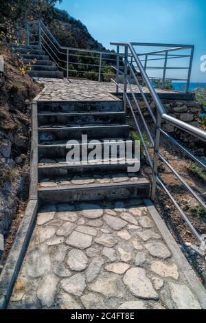 Steintreppe nach der Renovierung auf dem Weg, der vom St. George Kloster zum Jasper Strand, Kap Fiolent, Krim Russland etwa 800 Stufen führt Stockfoto