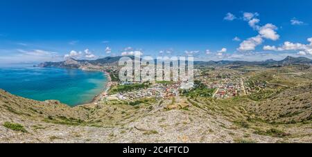 Landschaftlich Panoramaansicht auf Kurstadt Sudak in Krim vom Kap Altschak. Speicherplatz kopieren. Das Konzept eines harmonischen, entspannten, aktiven und gesunden Lebens Stockfoto