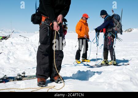 Drei Langläufer legen Seile für eine Wanderung durch die Eisfelder der Saint Elias Mountains, Kluane National Park, Yukon Territory, Kanada. Stockfoto