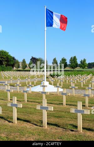 Die französische Flagge, die stolz über dem französischen Militärfriedhof Saint-Charles de Potyze in Ypern, Belgien, fliegt Stockfoto