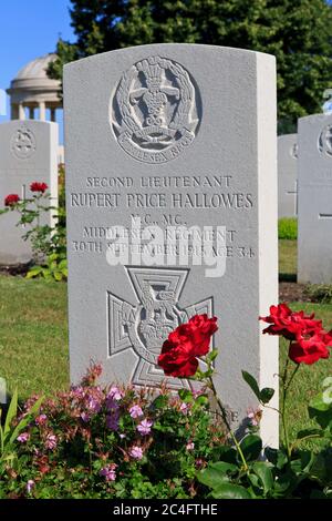 Grab des englischen Victoria Cross-Empfängers Leutnant Rupert Price Hallowes (1881-1915) auf dem Bedford House Cemetery in Zillebeke, Belgien Stockfoto