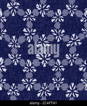 Nahtlose indigo gefärbte Bandana Textur. Blau dunkel gewebte Baumwolle Effekt Hintergrund. Wiederholen Sie indonesische Batik Resist Muster. Weißer Block gedruckt vintage Stockfoto