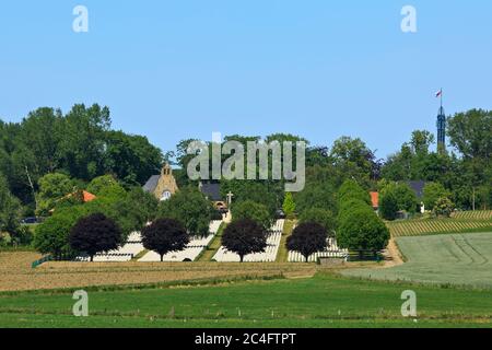 Panoramablick über den Hoogenkrater Friedhof und Museum in Zillebeke (Ypern), Belgien Stockfoto