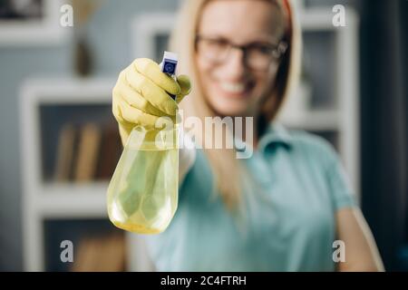 Blur Hintergrund der Hausfrau hält Reinigungsmittel Stockfoto