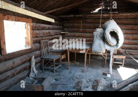 Eine verlassene historische Klondike Gold Rush Ära Wildnis Prospektor Log Cabin Kluane National Park, Yukon Territory, Kanada. Stockfoto