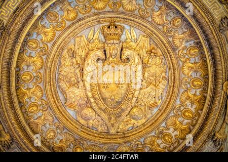 Holzrelief mit Fleur-de-Lis im Louvre Museum, Paris Frankreich. Stockfoto