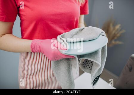 Nahaufnahme der Hausfrau Abwischen Geschirr mit Handtuch in der Küche Stockfoto