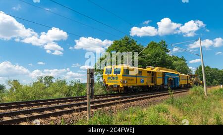 Deutschland , Krimnitz , 22.06.2020 , eine Gleisstopfmaschine von Plasser & Theurer Unimat 09-475/4S der Firma Monti GmbH. Stockfoto