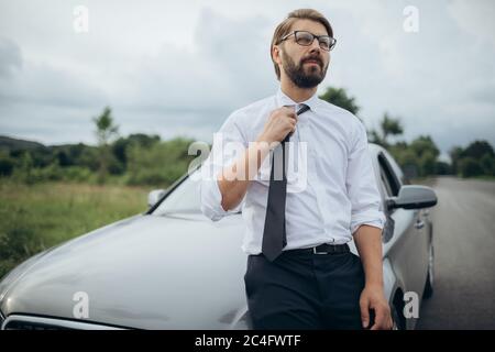 Reifer Mann in Brille Pause während lange Reiten Auto Stockfoto