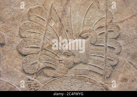 Assyrischer Soldat auf einem alten Relief im British Museum in London England Stockfoto