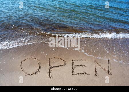 Word Open ist im Sand am Strand für die Touristen geschrieben, nach der Coronavirus-Pandemie, sind Ferien auf See wieder möglich, ausgewählte Fokus Stockfoto