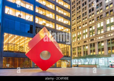 Isamu Noguchis Skulptur Red Cube steht vor dem Bürogebäude der Brown Brothers Harriman in Lower Manhattan, New York City Stockfoto
