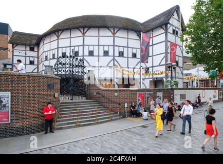 Das Globe Theatre in London, eine originalgetreue Reproduktion des ursprünglichen Spielortes, in dem Shakespeare seine Stücke präsentierte Stockfoto