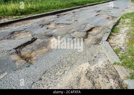 Schlechte Straße mit tiefen Gruben. Russland-Problem Stockfoto