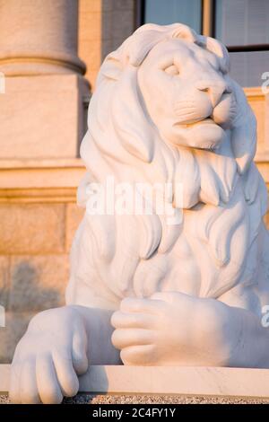 Löwenskulptur auf dem State Capitol Building, Salt Lake City, Utah, USA, Nordamerika Stockfoto