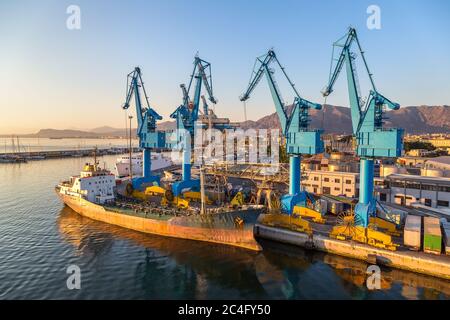 Große Hafen Cargo Kräne in Palermo, Italien in einem schönen Sommertag Stockfoto