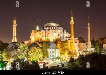 Ayasofya Museum (Hagia Sophia) im Sultan Ahmet Park in Istanbul, Türkei in einer schönen Sommernacht Stockfoto