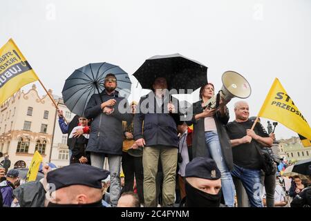 Eine Gruppe von Mitgliedern des "Unternehmerstreiks", angeführt von dem Präsidentschaftskandidaten Pawel Tanajno (L), die während der Gegenveranstaltung von der Polizei getrennt gesehen wurde.zur Unterstützung des derzeitigen polnischen Präsidenten Andrzej Duda, der sich für die Wiederwahl des Präsidenten am 28. Juni bewirbt, fand eine politische Kundgebung statt. Begleitet wurde die Kundgebung von seinen stabilen Wählerstimmen Senioren und konservativen Kleinstadtbewohnern. Gegen Dudas homophobe Äußerungen wurde ein Gegenprotest abgehalten. Stockfoto