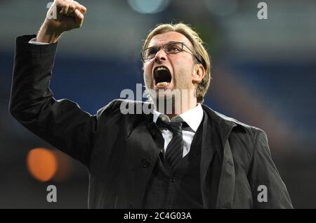 Madrid, Spanien. 06.11.2018 2012. firo Fußball, Fußball, 06.11.2012 CL, UEFA Champions League, Saison 2012/2013, Real Madrid CF - BVB, Borussia Dortmund 2: 2 Jürgen Klopp, Trainer BVB, wird nach dem Spiel gerufen, Ende des Spiels von den Fans, läuft zu den Fans, Jubel, Schreie, Highlight, Geste, Faust.Nutzung weltweit Credit: dpa/Alamy Live News Stockfoto