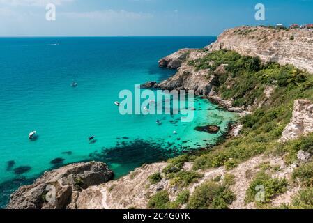 Boote auf azurblauem Meer in der Nähe von Baunty Beach auf Fiolent Stockfoto