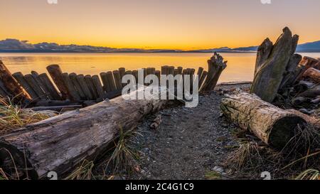 Golden Sky vom Goose Spit Park in Comox auf Vancouver Island, British Columbia, Kanada Stockfoto