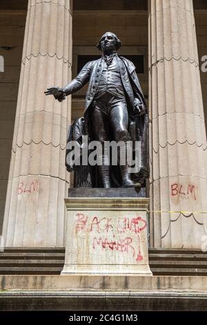 Manhattan, New York, USA - 7. Juni 2020: Statue von George Washington, vor der Federal Hall, wurde durch Black Lives Matter Protest zerstört. Stockfoto