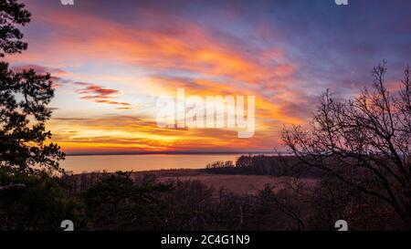 Farbenprächtiger Sonnenuntergang von einem Hügel am Plattensee, Ungarn Stockfoto