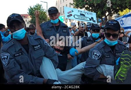 Jerusalem, ISRAEL 26. Juni 2020: Ein Demonstranten wird von Polizisten weggeschleppt, als Hunderte von Anhängern der Anti-Korruptionsbewegung der Schwarzen Flagge vor dem Haus von Premierminister Benjamin Netanjahu demonstrierten und ihn angesichts der Korruptionsvorfälle in Jerusalem, Israel, zum Rücktritt forderten. Quelle: Eddie Gerald/Alamy Live News Stockfoto