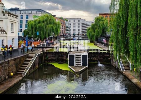 Die historische Hampstead Road führt am Regent's Canal in Camden Town, London Stockfoto