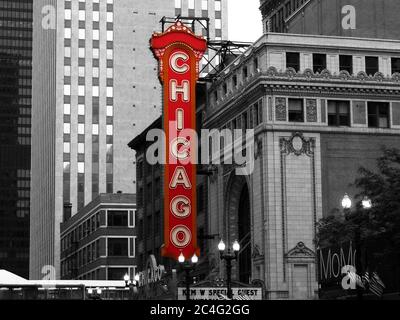 Schwarz-Weiß-Bild mit einem großen roten Zeichen des berühmten Chicago Theatre in der Innenstadt von Chicago, IL. Foto ca. 2002 Stockfoto