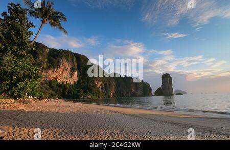 Wunderschöne Aussicht Auf Den Ruhigen Und Entspannenden Pai Plong Strand, Im Ao Nang Bezirk, Krabi, Thailand Stockfoto