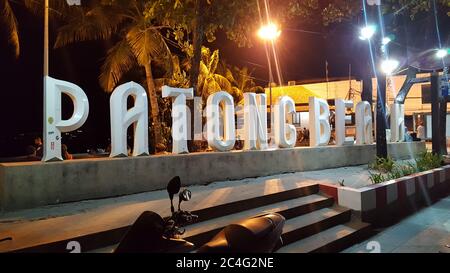 Patong Beach Name geschrieben auf der Road Side im Phuket District, Thailand 21/11/2019 Stockfoto