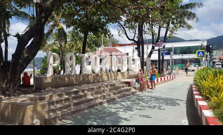 Patong Beach Name geschrieben auf der Road Side im Phuket District, Thailand 21/11/2019 Stockfoto