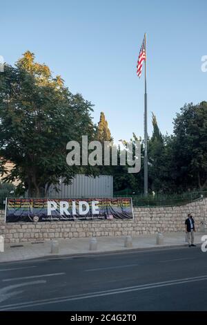 Jerusalem, ISRAEL 26. Juni 2020: Ein Banner zum LGBTQ Pride Month, auf dem stand: „STOLZ: Die US-Botschaft Jerusalem unterstützt stolz Toleranz und Vielfalt“, das vor der Wand des US-Konsulats in Jerusalem hängt, obwohl Stadtbeamte ihre Entfernung forderten. Das Konsulatsgebäude steht vor einem Park, in dem die lokale LGBTQ-Gemeinde ihre jährliche Pride-Kundgebung abhält. Quelle: Eddie Gerald/Alamy Live News Stockfoto