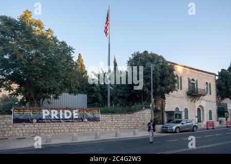 Jerusalem, ISRAEL 26. Juni 2020: Ein Banner zum LGBTQ Pride Month, auf dem stand: „STOLZ: Die US-Botschaft Jerusalem unterstützt stolz Toleranz und Vielfalt“, das vor der Wand des US-Konsulats in Jerusalem hängt, obwohl Stadtbeamte ihre Entfernung forderten. Das Konsulatsgebäude steht vor einem Park, in dem die lokale LGBTQ-Gemeinde ihre jährliche Pride-Kundgebung abhält. Quelle: Eddie Gerald/Alamy Live News Stockfoto