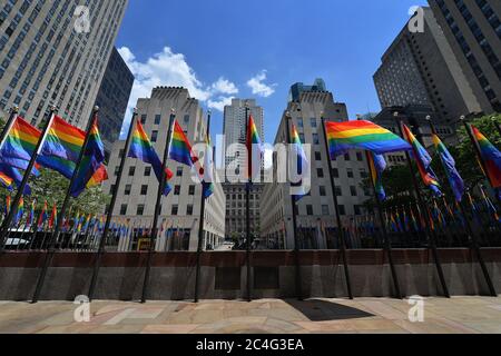 New York City, USA. Juni 2020. Regenbogenfahnen werden um die Rink im Rockefeller Center zur Feier des Pride in New York, NY, 26. Juni 2020 aufgestellt. (Anthony Behar/Sipa USA) Quelle: SIPA USA/Alamy Live News Stockfoto