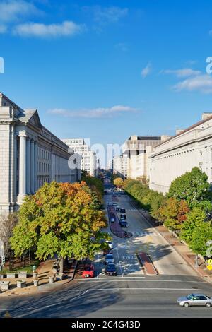 Erhöhte Ansicht der 10th Street NW, Washington, DC, USA. Das Gebäude des US-Justizministeriums befindet sich auf der rechten Seite. Stockfoto